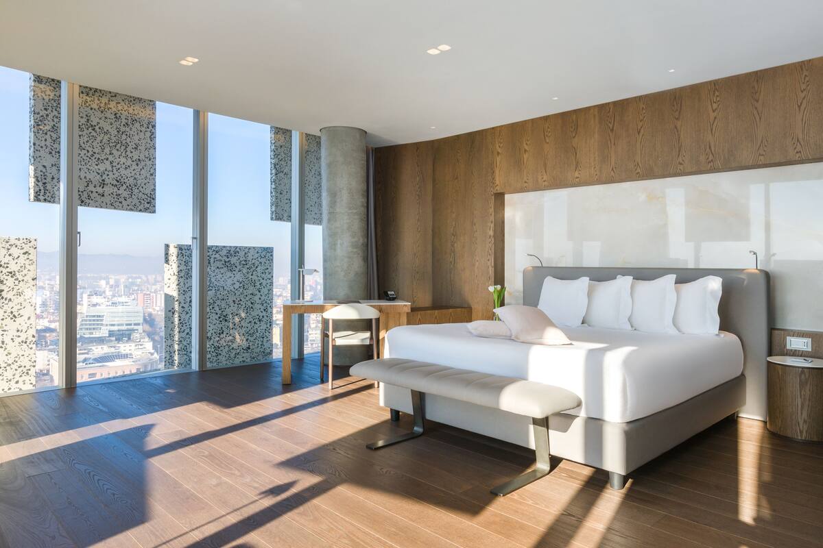 deluxe double room, city view | minibar, in-room safe, desk, soundproofing