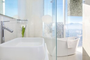 Deluxe Double Room, City View | Bathroom