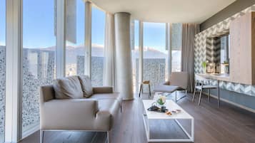 Suite, 1 camera da letto, vista città | Minibar, una cassaforte in camera, una scrivania, insonorizzazione
