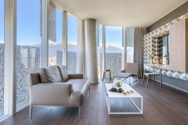 Phòng Suite, 1 phòng ngủ, quang cảnh thành phố | Minibar, két bảo mật tại phòng, bàn, phòng cách âm