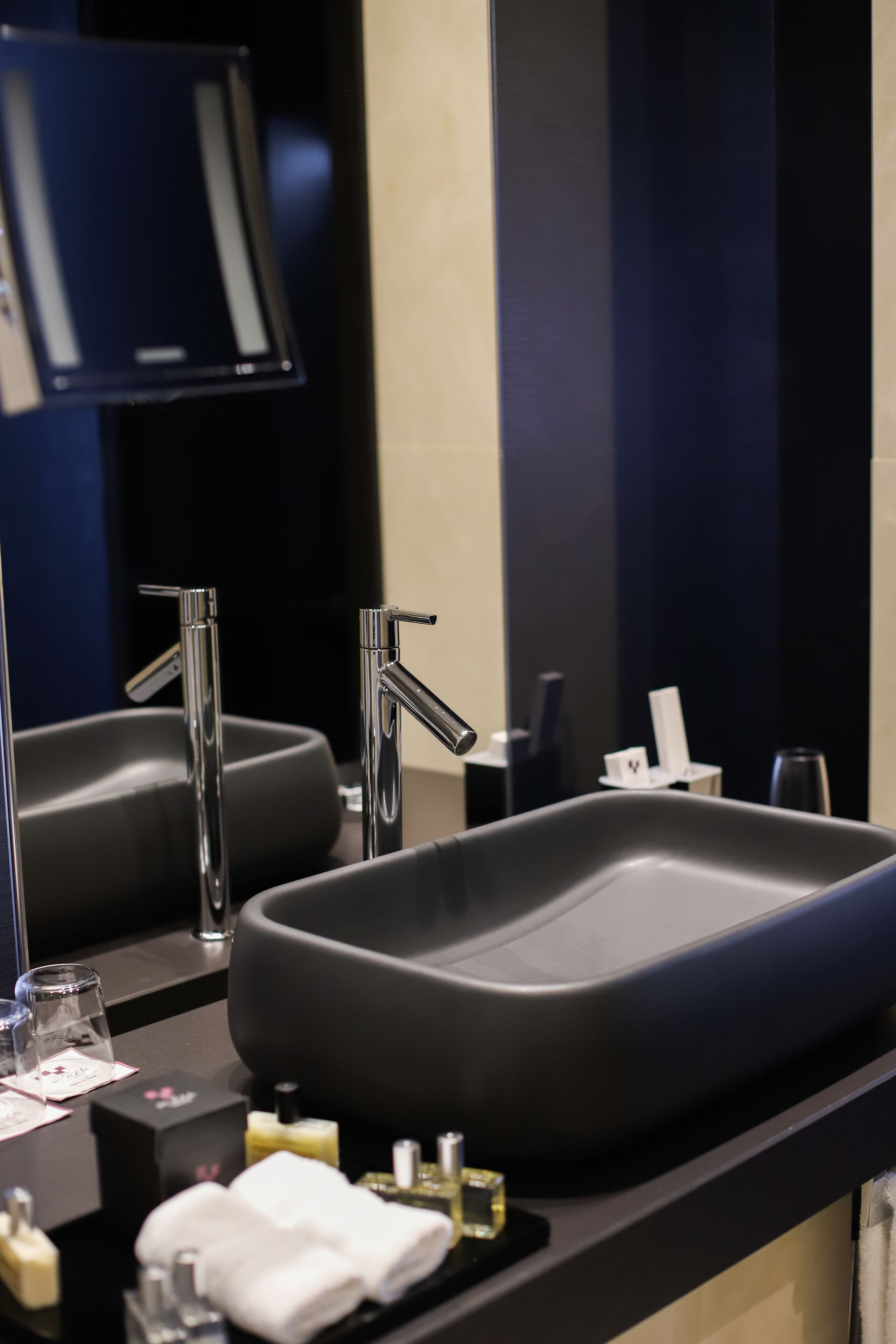 executive suite, 1 bedroom, city view, tower | bathroom | free toiletries, hair dryer, bathrobes, slippers