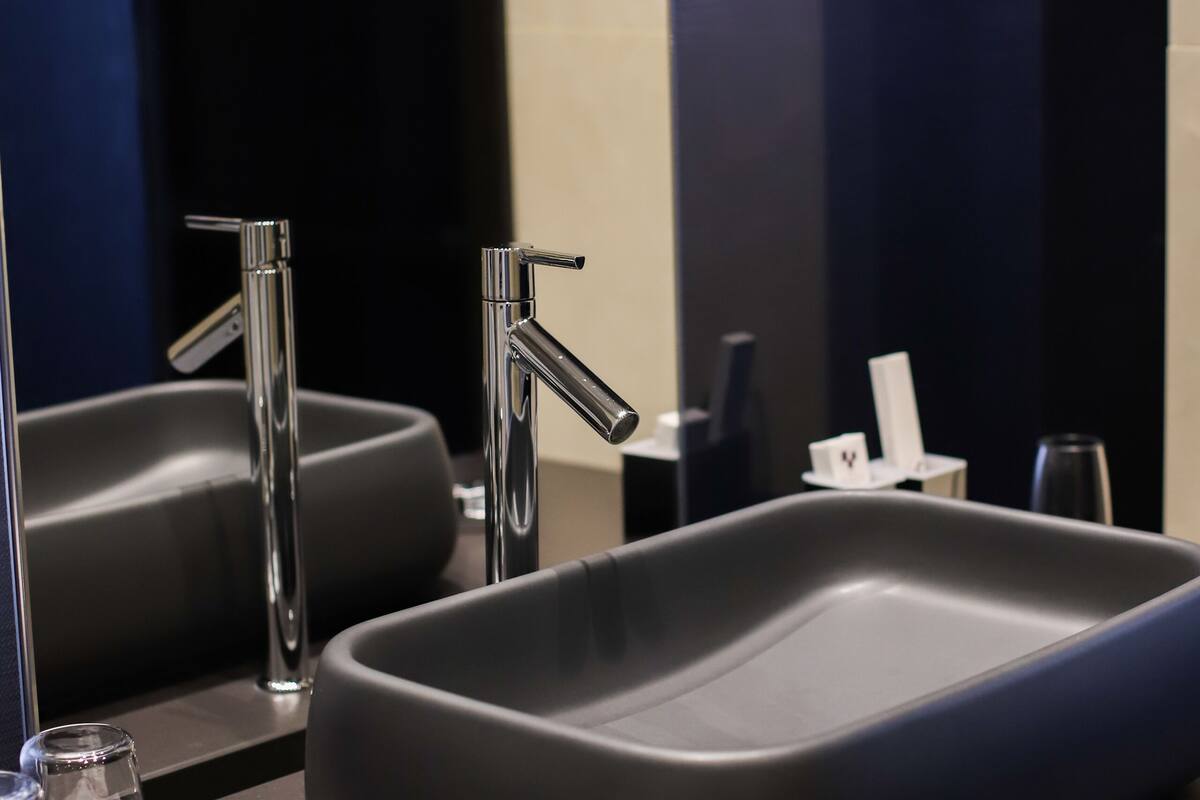 executive suite, 1 bedroom, city view, tower | bathroom | free toiletries, hair dryer, bathrobes, slippers