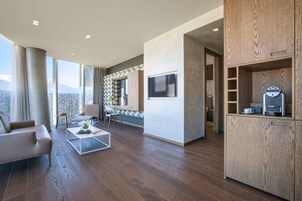 Míníbar, öryggishólf í herbergi, skrifborð, hljóðeinangrun