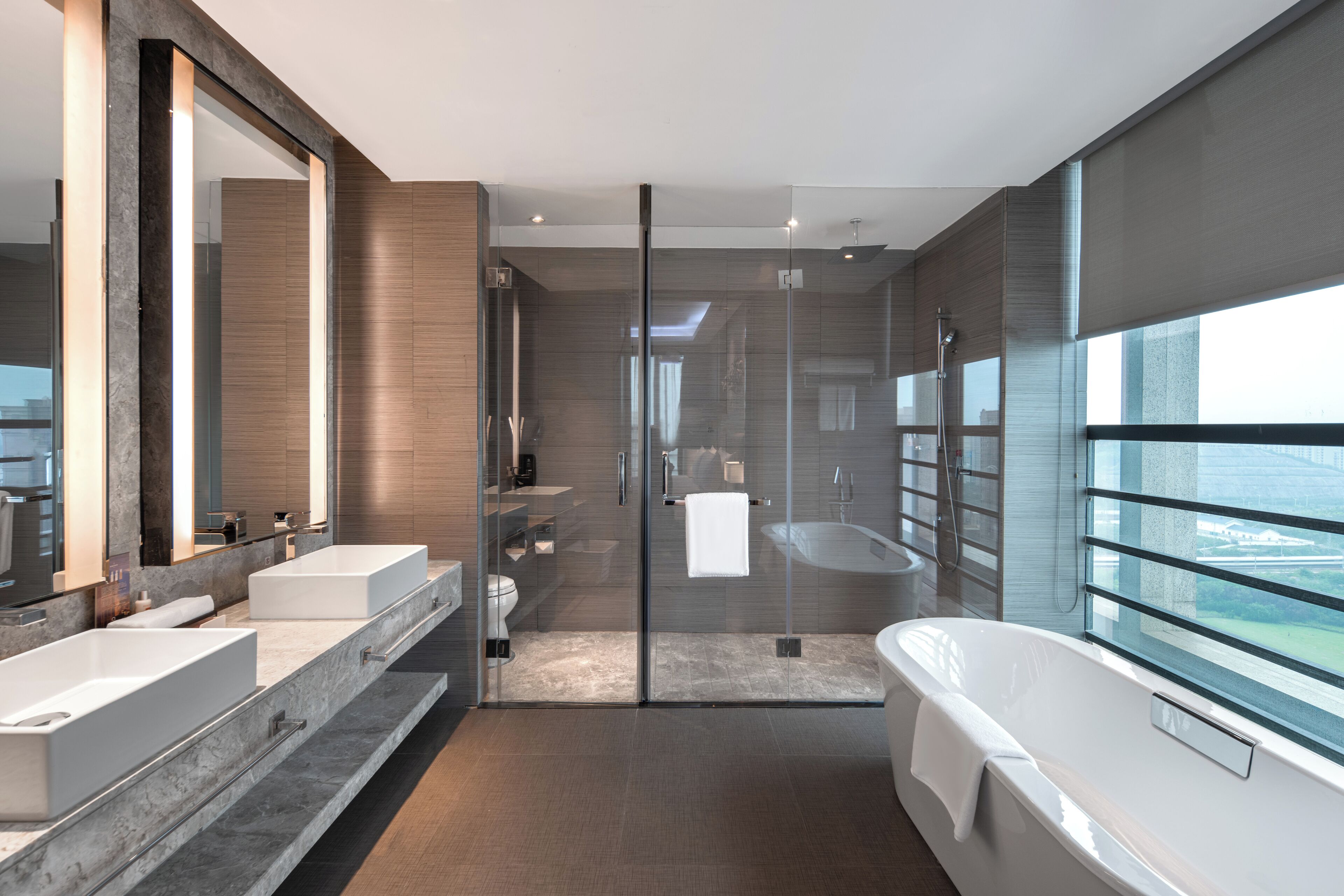 Executive-Suite | Badezimmer | Kostenlose Toilettenartikel, Haartrockner, Bademäntel, Hausschuhe