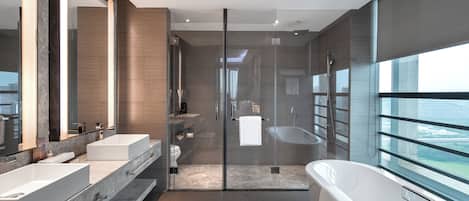 Suite Exécutive | Salle de bain | Articles de toilette gratuits, sèche-cheveux, peignoirs, chaussons