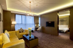 Suite ejecutiva | Zona de estar | Una televisión LED