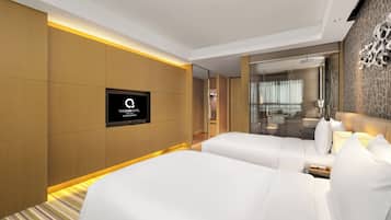 Minibar, caja de seguridad en la habitación y escritorio