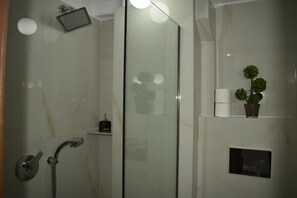 Classic Studio | Bathroom | Shower, rainfall showerhead, free toiletries, hair dryer - Kripis Studios Thessaloniki (Thessaloniki)
