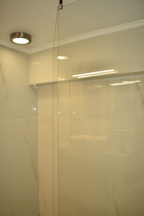 Studio, terras | Badkamer met douche
