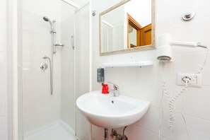 Single Room, Private Bathroom | Bathroom | Free toiletries, hair dryer, bidet, towels - B&B Piazza Fratti (Civitavecchia)