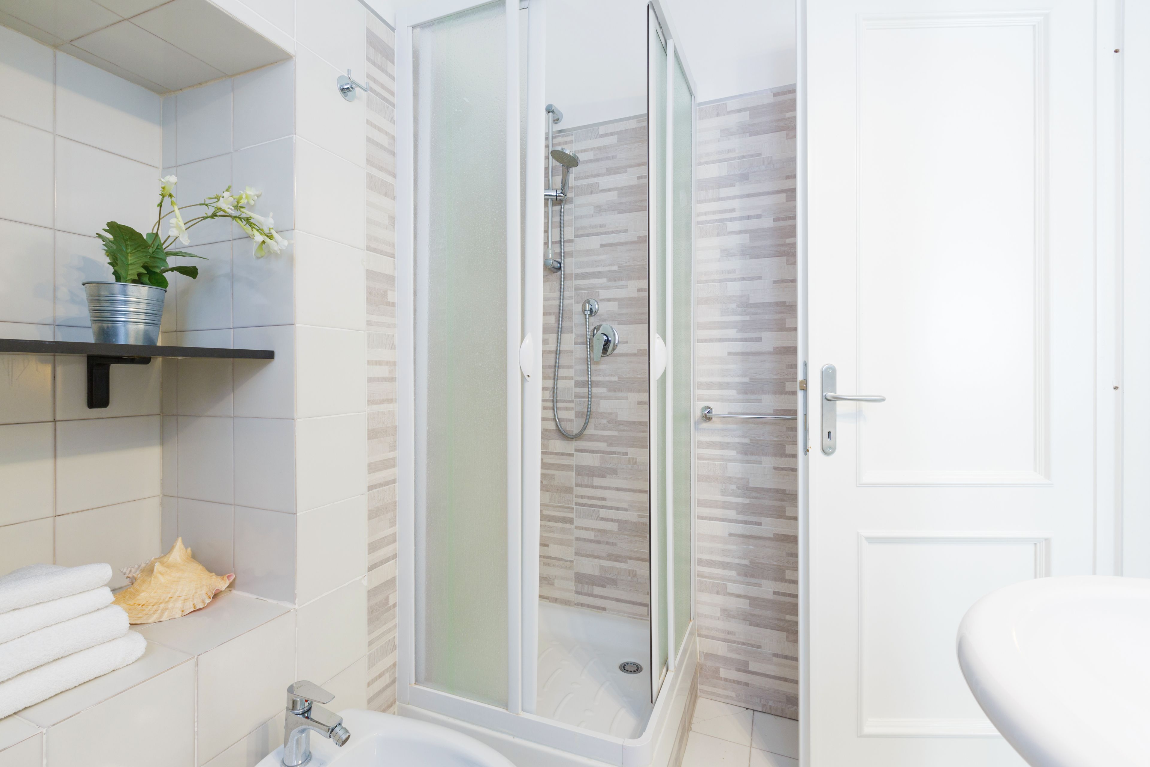 Camera Comfort, 1 letto matrimoniale, bagno in camera | Bagno | Set di cortesia gratuito, asciugacapelli, bidet, asciugamani
