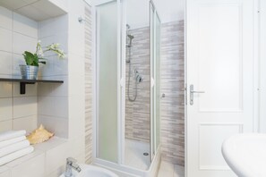 Comfort Room, 1 Double Bed, Ensuite | Bathroom | Free toiletries, hair dryer, bidet, towels - B&B Piazza Fratti (Civitavecchia)
