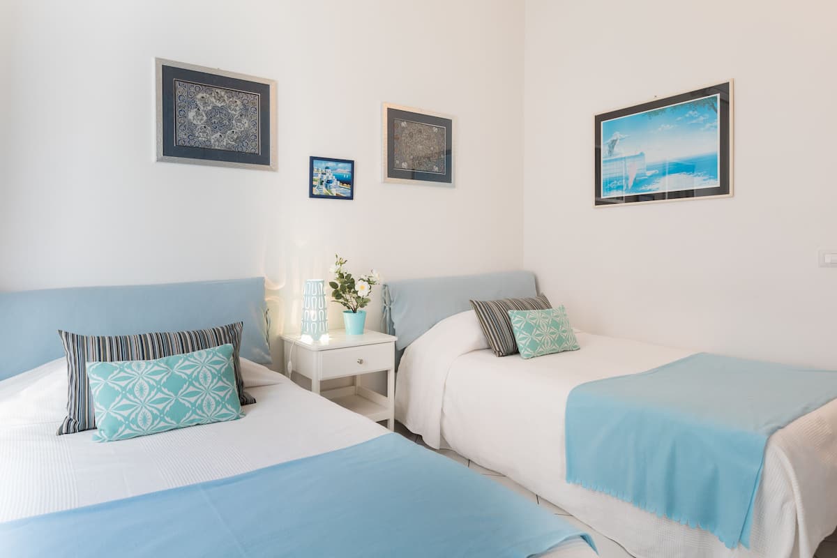 Twin kamer, meerdere bedden, en-suite badkamer | Gratis wifi, beddengoed