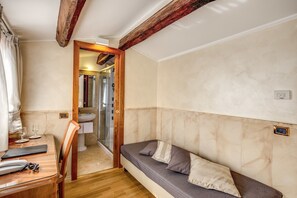 Minibar, in-room safe, desk, soundproofing - Pantheon Rooms (Rome)