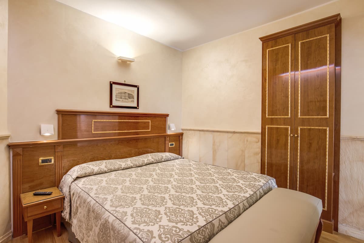 Habitación clásica con 1 cama matrimonial o 2 individuales | Minibar, caja de seguridad en la habitación y escritorio