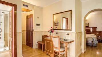 Camera Classic con letto matrimoniale o 2 letti singoli | Minibar, una cassaforte in camera, una scrivania, insonorizzazione