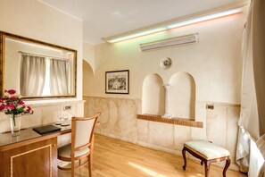 Interior - Pantheon Rooms (Rome)