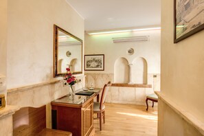 Interior - Pantheon Rooms (Rome)