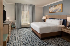 Safe på rommet, skrivebord, blendingsgardiner og sengetøy