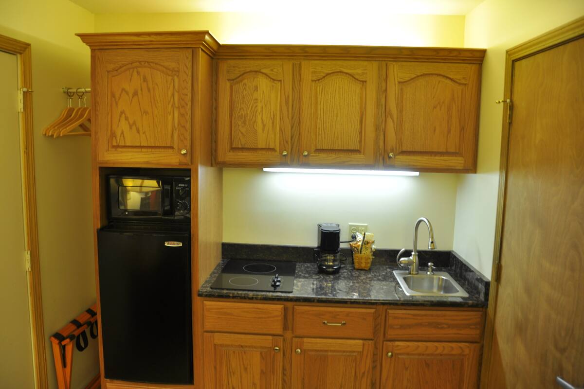 premier studio, 1 queen bed, kitchenette | private kitchenette | fridge, microwave, coffee/tea maker
