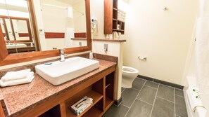 Combined shower/tub, free toiletries, hair dryer, towels