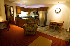Luxury Suite, 1 Queen Bed with Sofa bed, Kitchen | Living area - Shepherd Mountain Inn (Ironton)