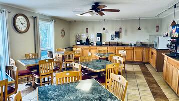 Esmorzar diari d'estil bufet gratuït