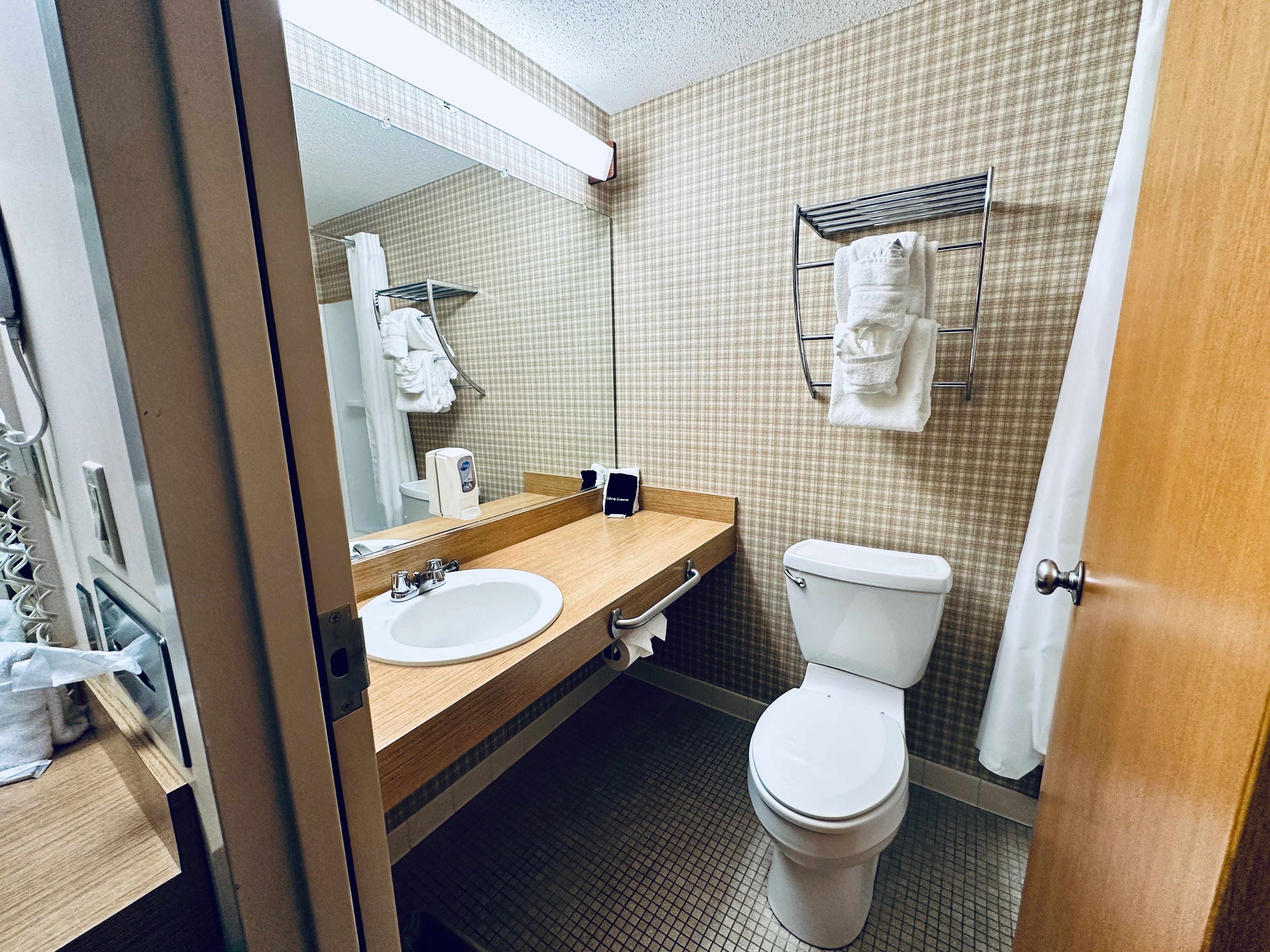 classic single room | bathroom | free toiletries, hair dryer, towels, soap