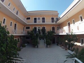 Courtyard - Byron Hotel (Kefalonia)