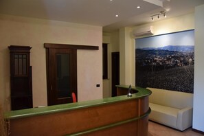 ฝ่ายต้อนรับ