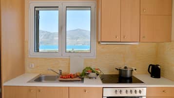 Apartamento, 2 habitaciones | Sistema de insonorización y tabla de planchar con plancha