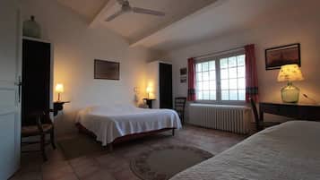 Ropa de cama de alta calidad y caja de seguridad en la habitación