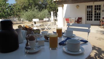 Desayuno completo diario (EUR 12.00 por persona)