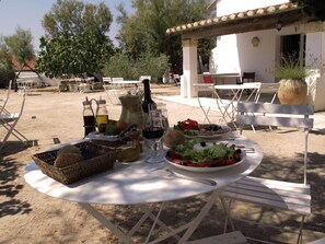 Outdoor dining - Cacharel (Saintes-Maries-de-la-Mer)