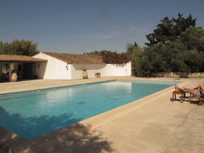 Una piscina al aire libre