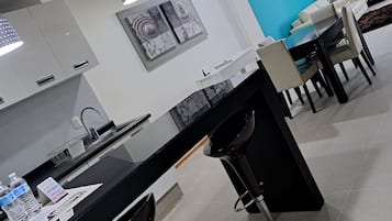 Departamento superior | Caja de seguridad en la habitación y tabla de planchar con plancha