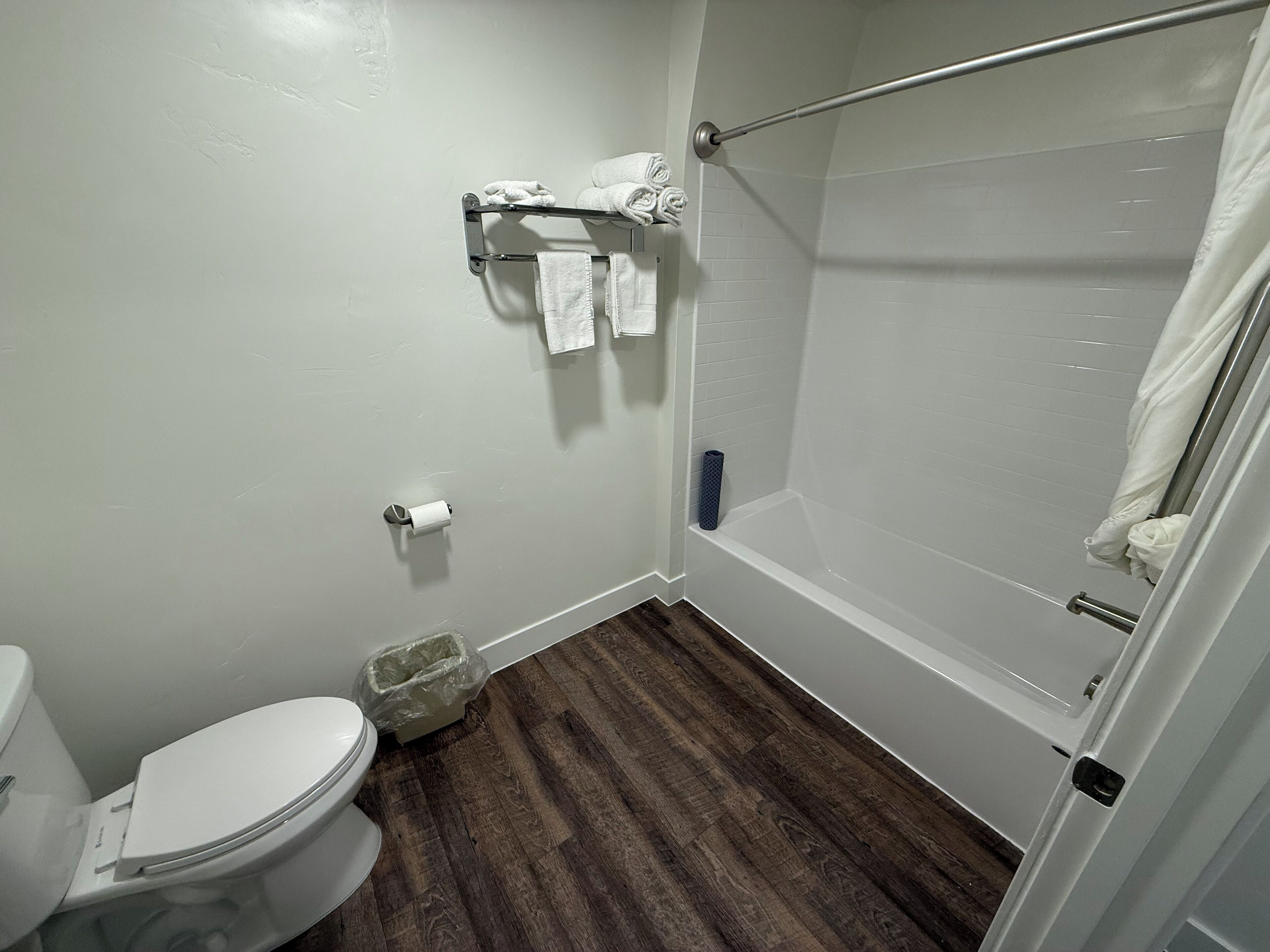 Kamar Double Standar, Beberapa Tempat Tidur, Bebas Asap Rokok | Kamar mandi | Shower dan handuk