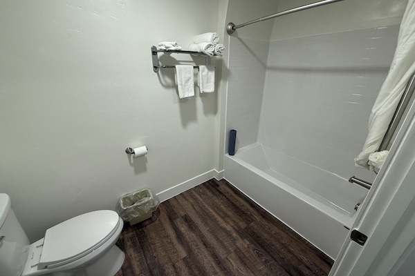 Standard Double Room, Multiple Beds, Non Smoking | Bathroom | Shower, towels