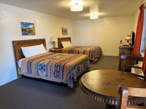 Habitación estándar doble, varias camas, no fumadores | Escritorio, wifi gratis, ropa de cama