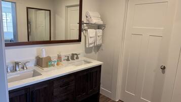 Standaard tweepersoonskamer, Meerdere bedden, niet-roken | Badkamer | Een douche, handdoeken