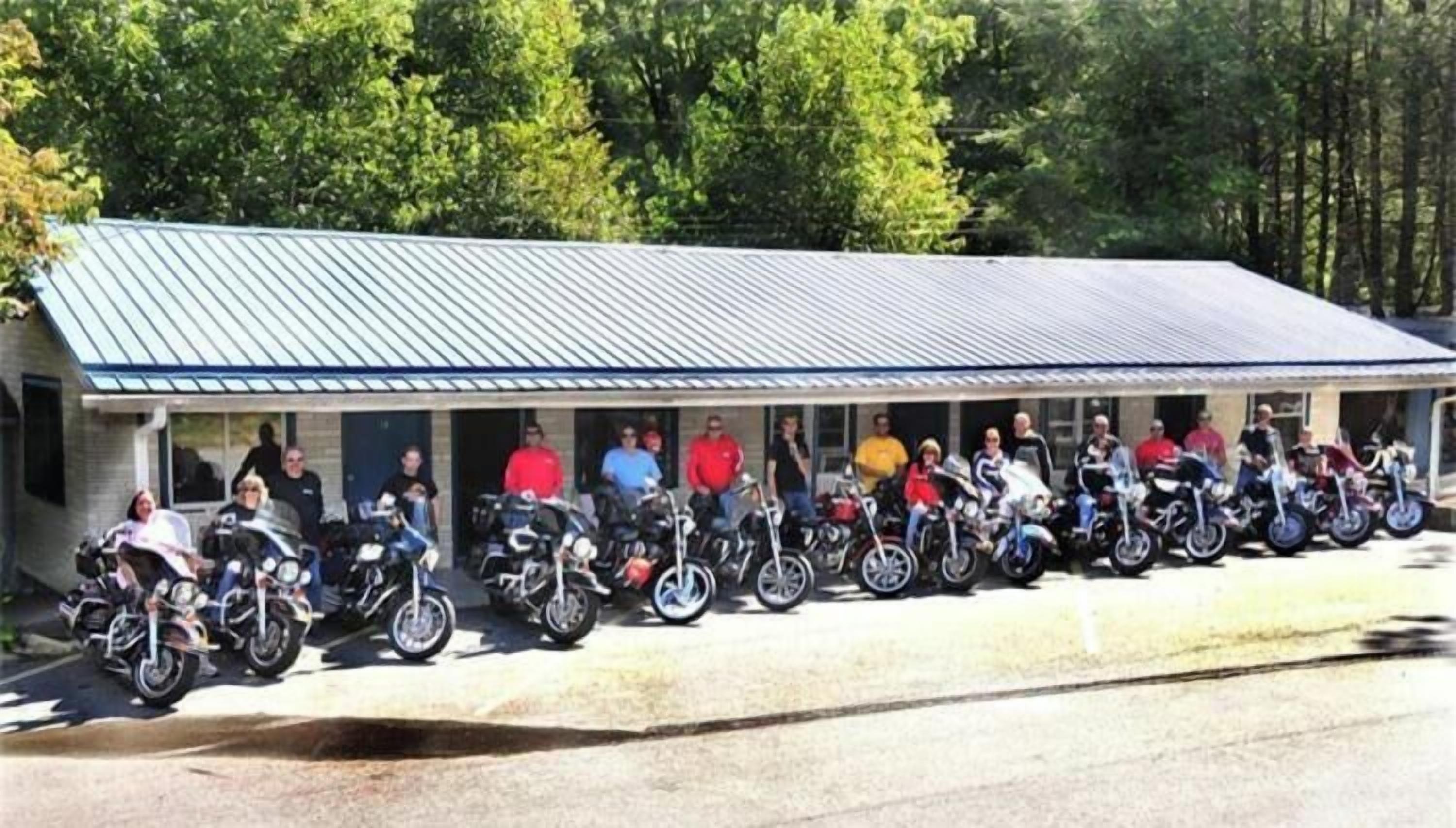 Un edificio techado con una fila de motocicletas estacionadas al frente.