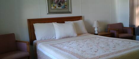 Chambre, 1 grand lit | Wi-Fi gratuit, draps fournis