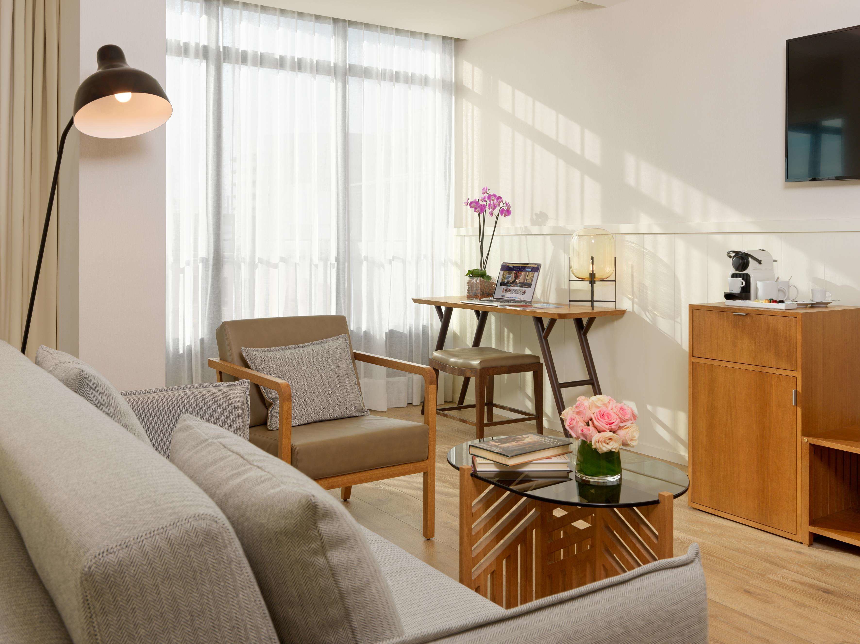 hypo-allergenic bedding, down duvets, pillow-top beds, minibar