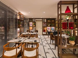 Un ristorante con arredi in legno, pavimento piastrellato e opere d'arte alle pareti.