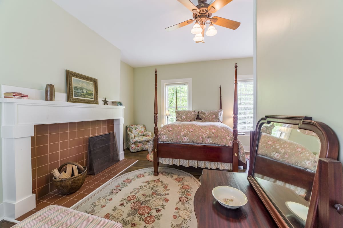 Room, Private Bathroom (Federal House: Magnolia Maiden) | Egyptian cotton sheets, premium bedding, individually decorated