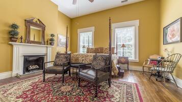 Room, Private Bathroom (Hotty Toddy)