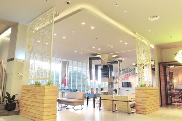 Lobby sitting area - YELLO Hotel Jemursari Surabaya (Surabaya)