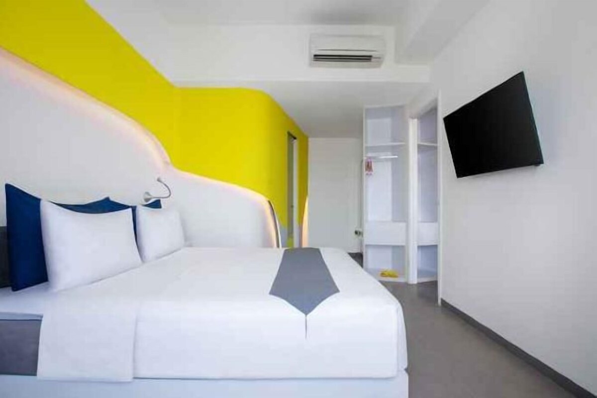 In-room safe, desk, WiFi (free)
