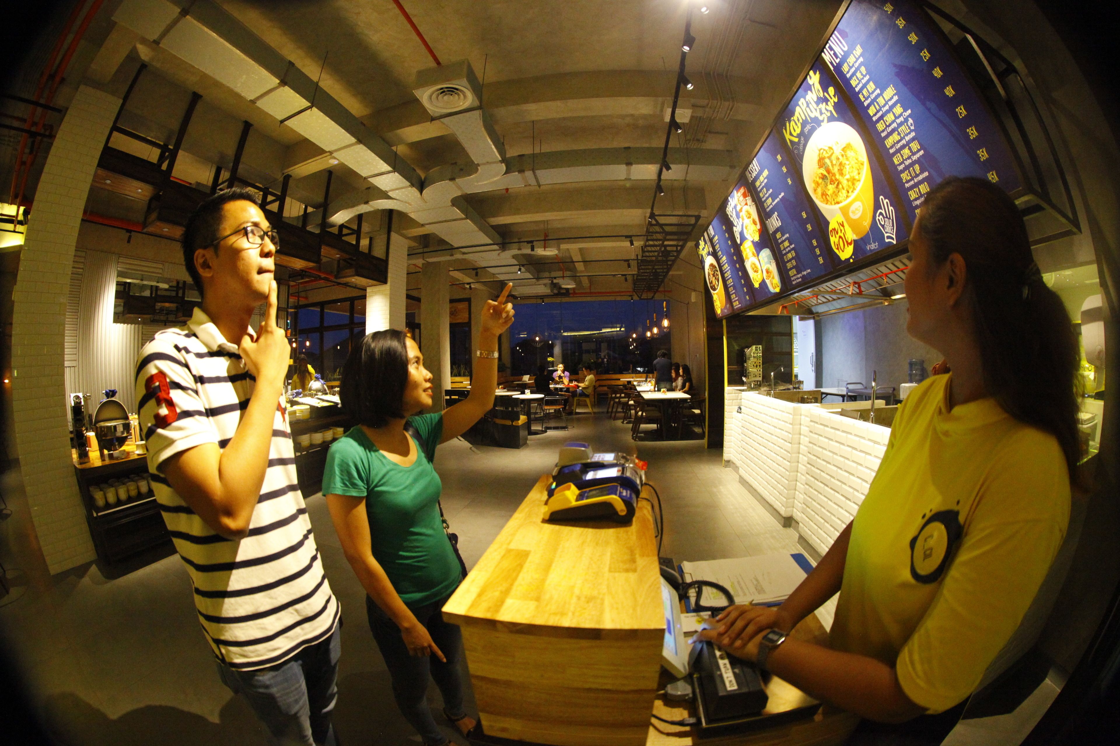 供應早餐、午餐和晚餐，國際料理