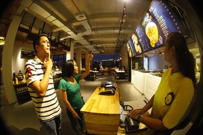 Breakfast, lunch, dinner served; international cuisine - YELLO Hotel Jemursari Surabaya (Surabaya)